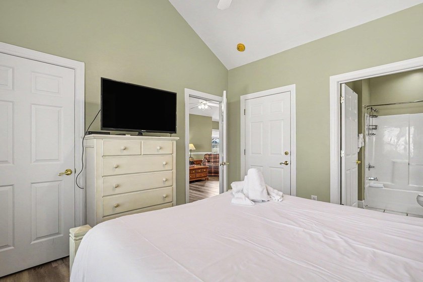 Beautifully furnished top-floor, end-unit 2-bedroom, 2-bath - photo 12