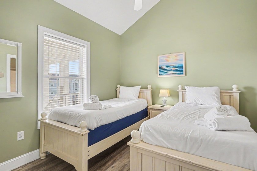 Beautifully furnished top-floor, end-unit 2-bedroom, 2-bath - photo 14