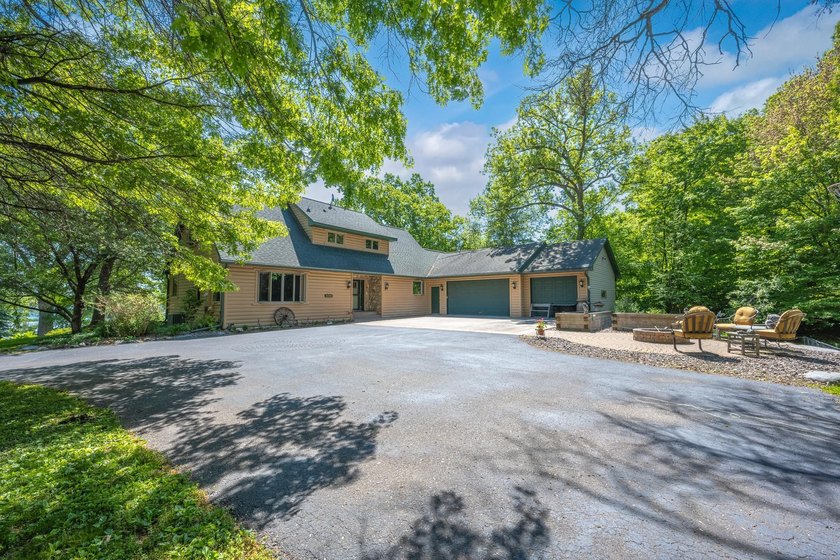 Experience refined Northwoods living in this impressive 4-bed - photo 3