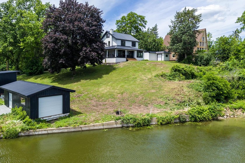 Stunning Long Lake lakefront estate on over an acre of pristine - photo 8