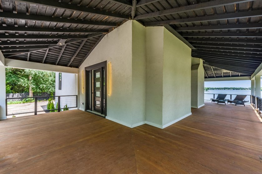 Stunning Long Lake lakefront estate on over an acre of pristine - photo 10