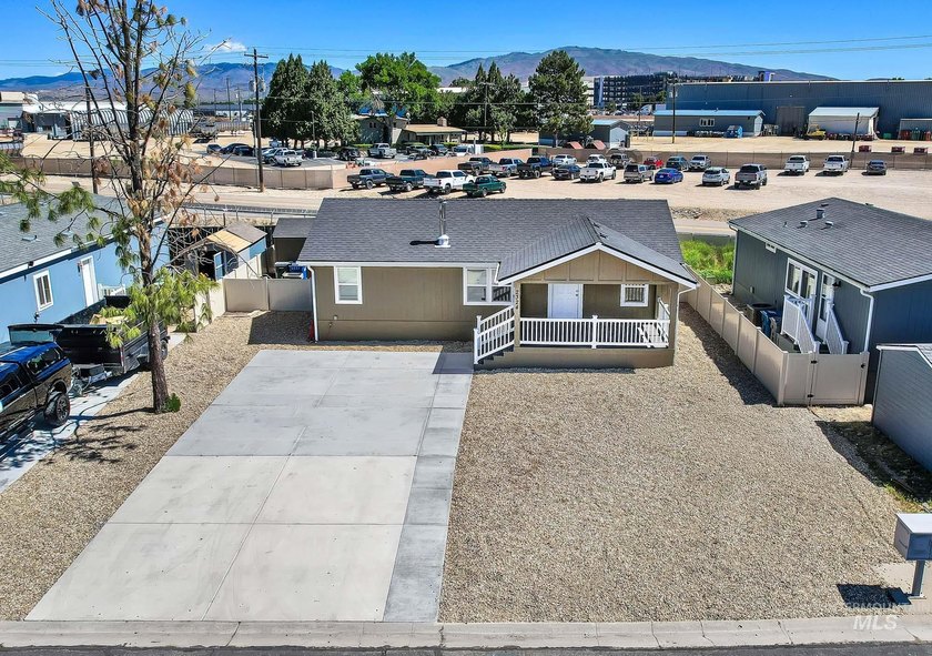 Enjoy space, convenience, and flexibility at 2324 Blue Lake Lane - photo 28