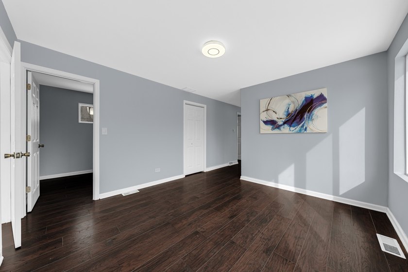 Charming, fully-renovated home on awaits! NEW flooring, NEW - photo 21