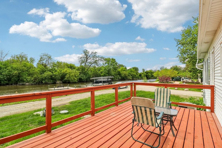 Charming, fully-renovated home on awaits! NEW flooring, NEW - photo 22