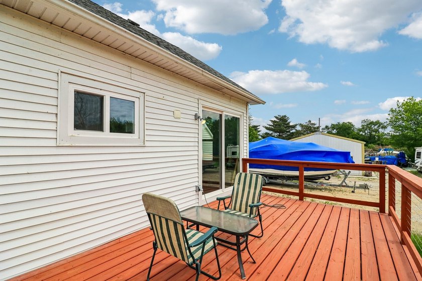 Charming, fully-renovated home on awaits! NEW flooring, NEW - photo 23