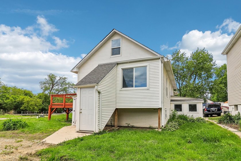 Charming, fully-renovated home on awaits! NEW flooring, NEW - photo 25