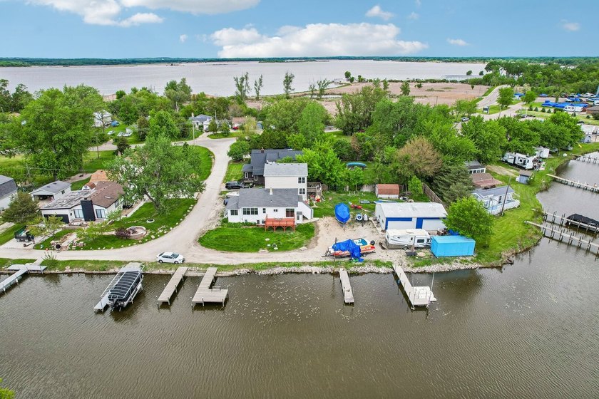 Charming, fully-renovated home on awaits! NEW flooring, NEW - photo 33