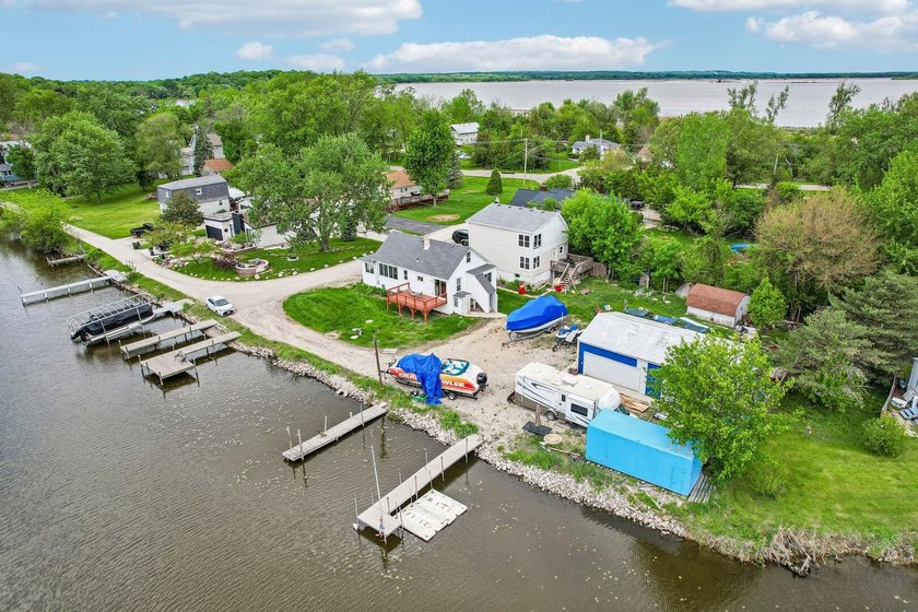 Charming, fully-renovated home on awaits! NEW flooring, NEW - photo 34