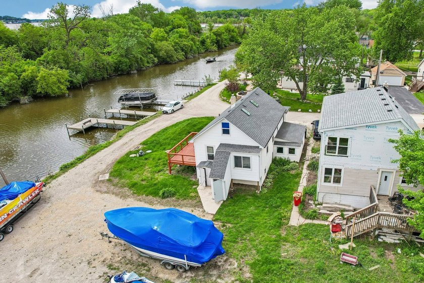Charming, fully-renovated home on awaits! NEW flooring, NEW - photo 37