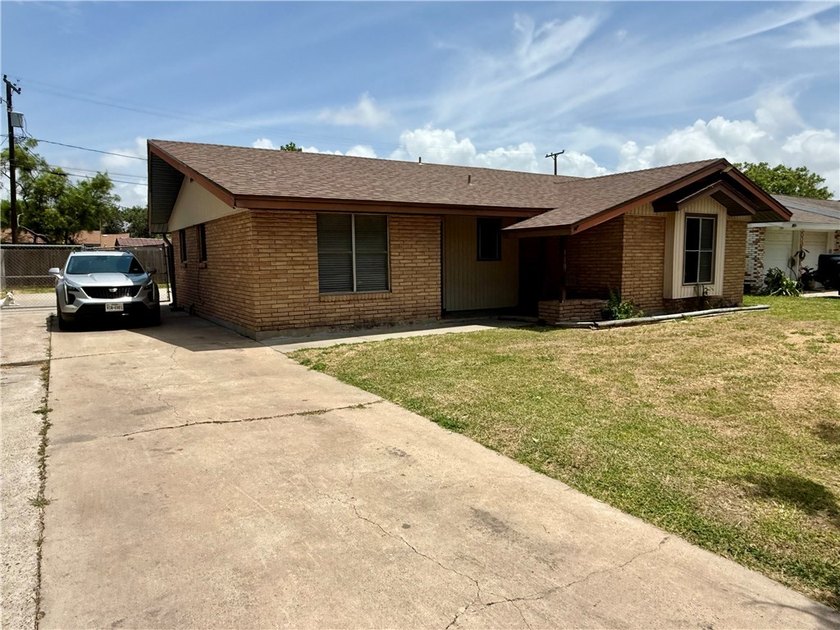 Welcome to this conveniently located 3-bedroom, 2-bath home - photo 2