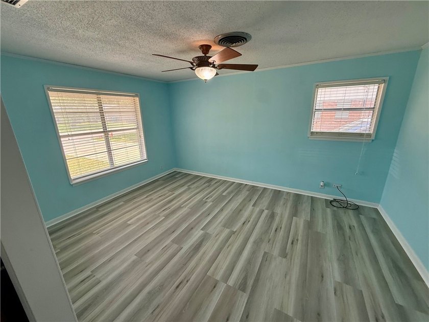 Welcome to this conveniently located 3-bedroom, 2-bath home - photo 4