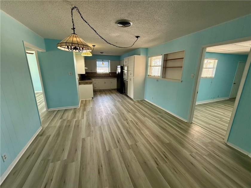 Welcome to this conveniently located 3-bedroom, 2-bath home - photo 6