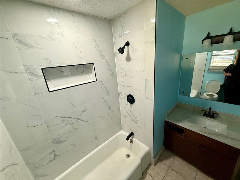 Welcome to this conveniently located 3-bedroom, 2-bath home - photo 7
