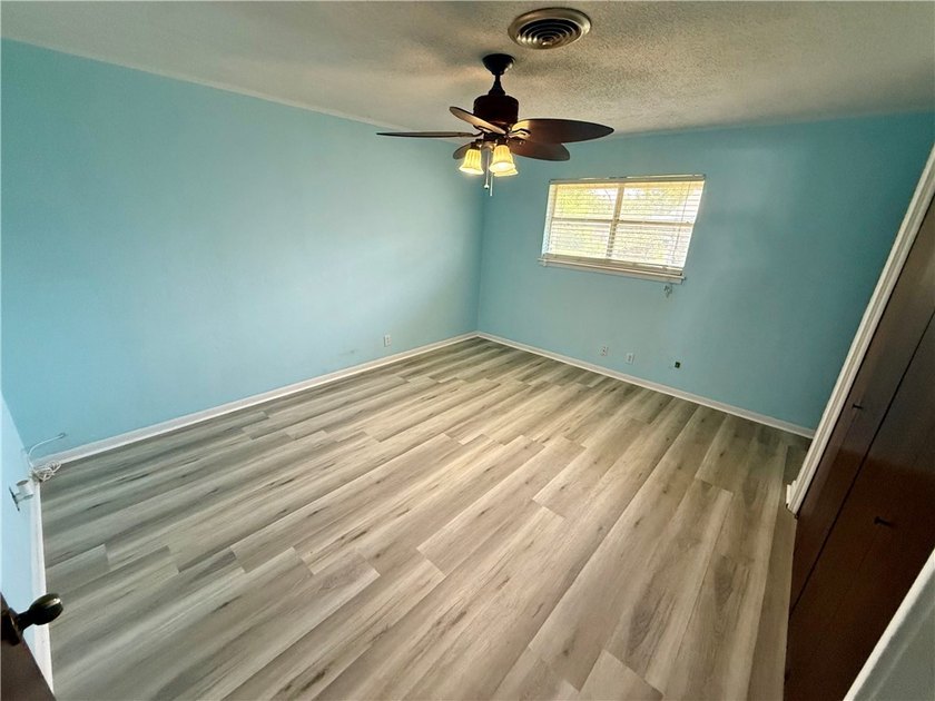 Welcome to this conveniently located 3-bedroom, 2-bath home - photo 10