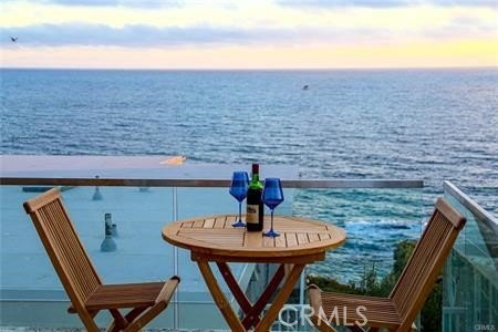 Panoramic Catalina Island views from this turn-key, SINGLE-LEVEL - photo 8