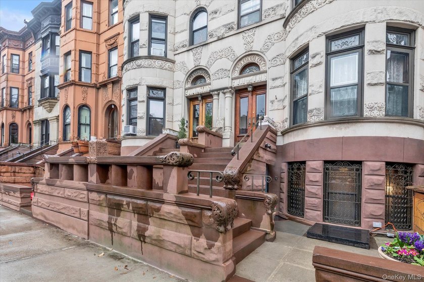 Stuyvesant Heights Historical Landmark section, limestone barrel - photo 26