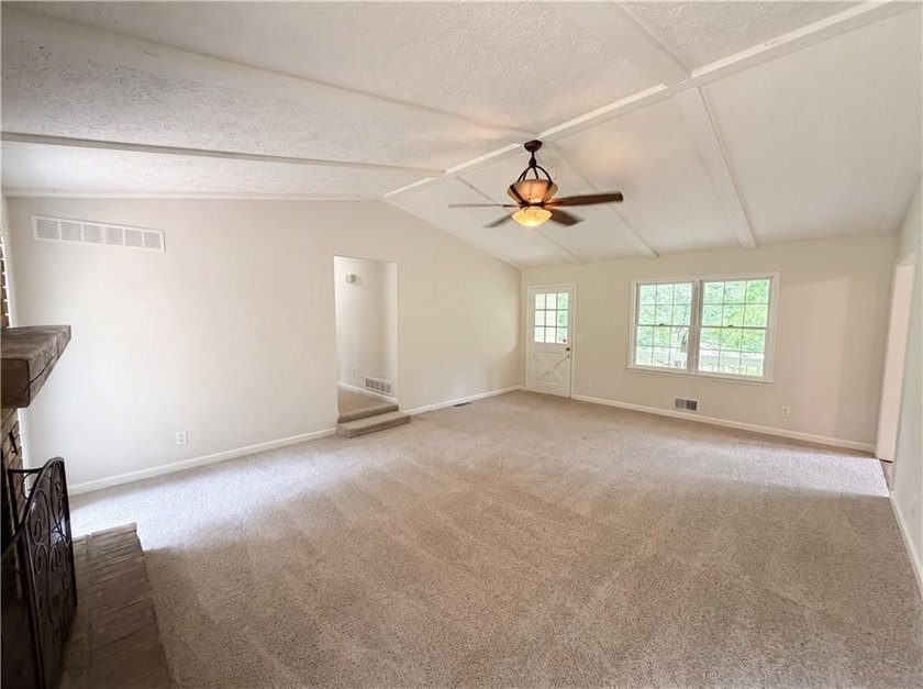 Welcome home to this charming home Featuring an inviting - photo 4