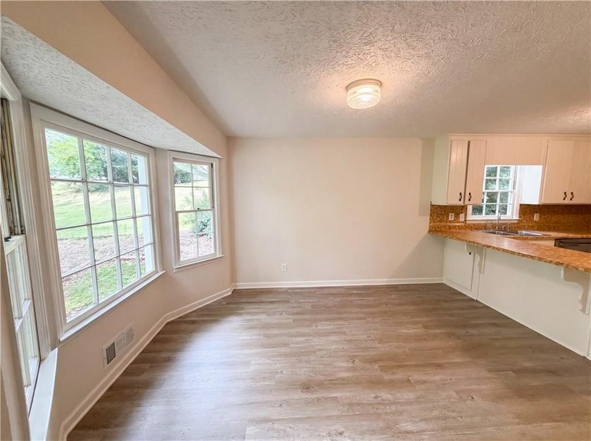 Welcome home to this charming home Featuring an inviting - photo 6