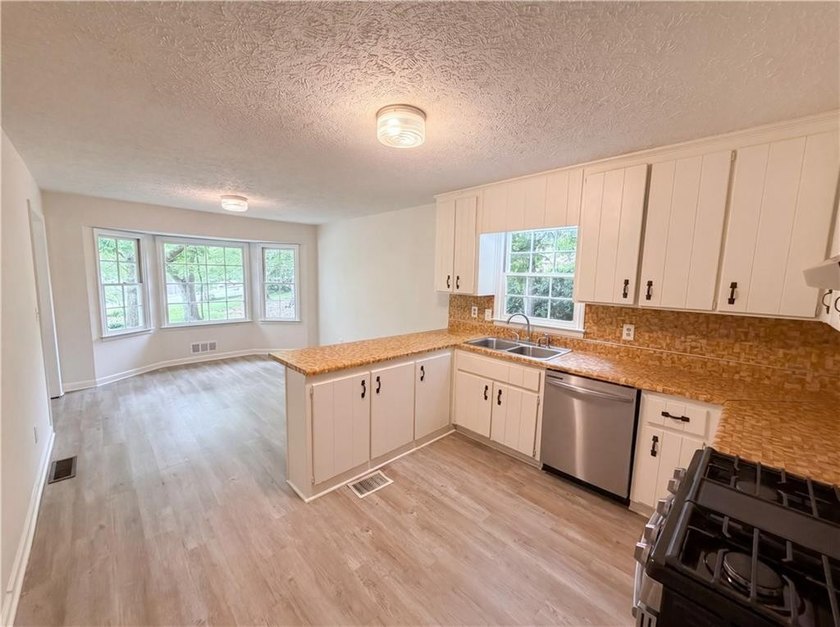 Welcome home to this charming home Featuring an inviting - photo 7