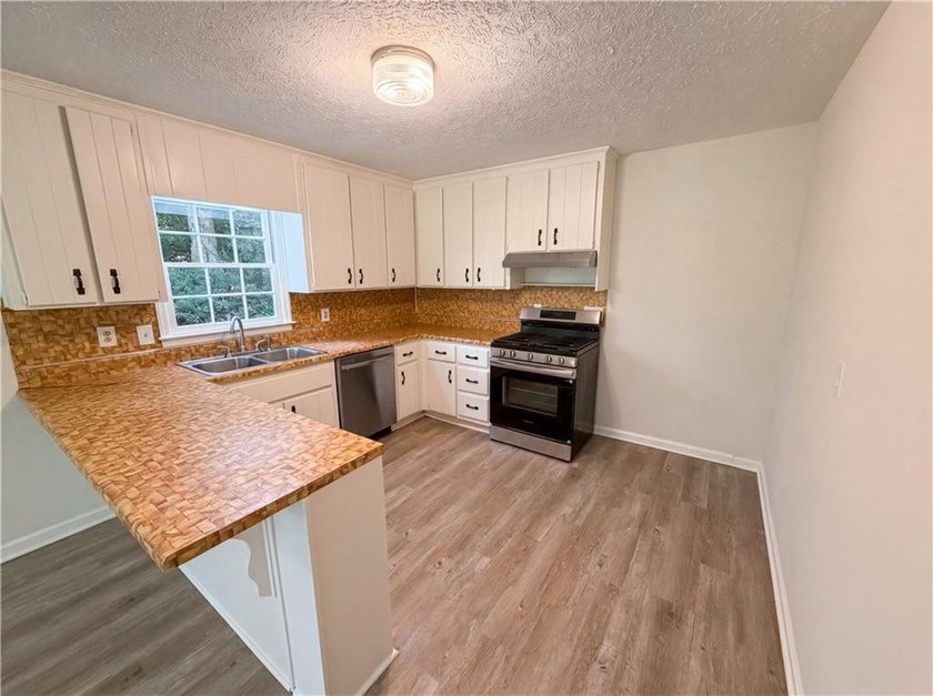 Welcome home to this charming home Featuring an inviting - photo 8