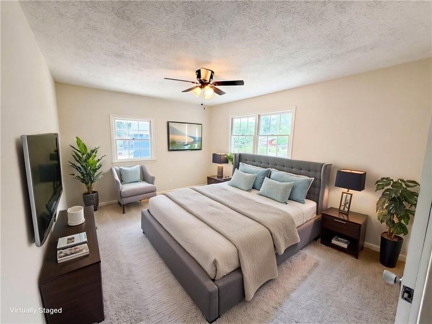 Welcome home to this charming home Featuring an inviting - photo 9