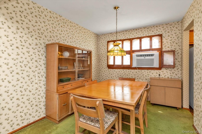 Unlock the potential of this solid 4-bedroom, 2-bathroom Cape! - photo 3