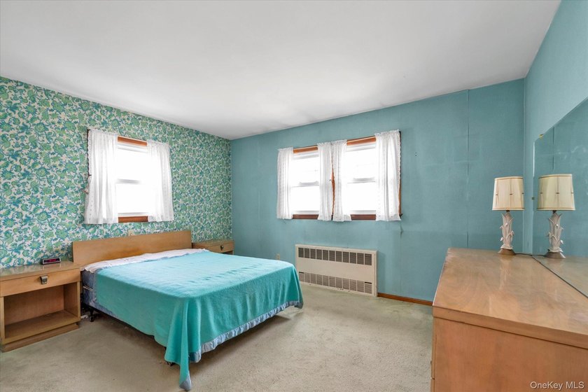 Unlock the potential of this solid 4-bedroom, 2-bathroom Cape! - photo 7