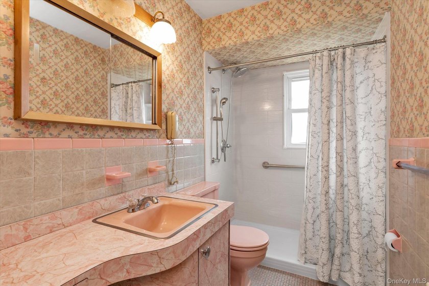 Unlock the potential of this solid 4-bedroom, 2-bathroom Cape! - photo 9