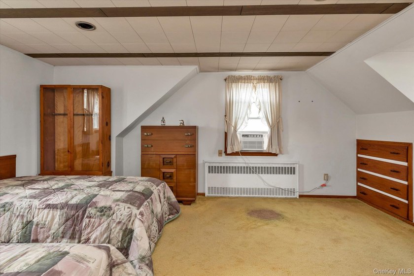 Unlock the potential of this solid 4-bedroom, 2-bathroom Cape! - photo 10