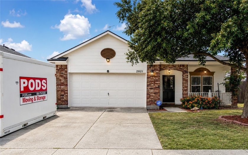 Welcome home to this beautifully maintained 3-bedroom, 2-bath - photo 2