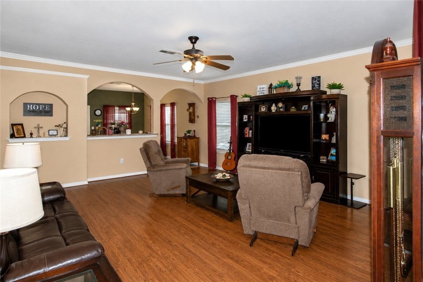 Welcome home to this beautifully maintained 3-bedroom, 2-bath - photo 6