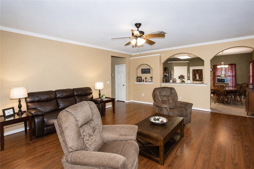 Welcome home to this beautifully maintained 3-bedroom, 2-bath - photo 7