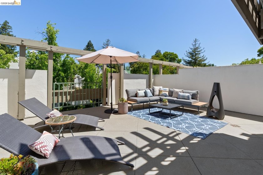A beautifully updated reverse floor plan condo offering an - photo 45