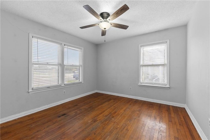 Cute coastal cottage ready for new owners!! Home has original - photo 4
