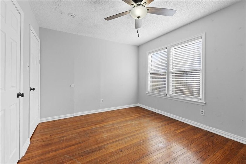 Cute coastal cottage ready for new owners!! Home has original - photo 6