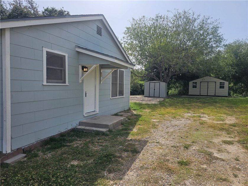Country living in City, cute home on almost 1/2 acre, 2 bedrooms - photo 4