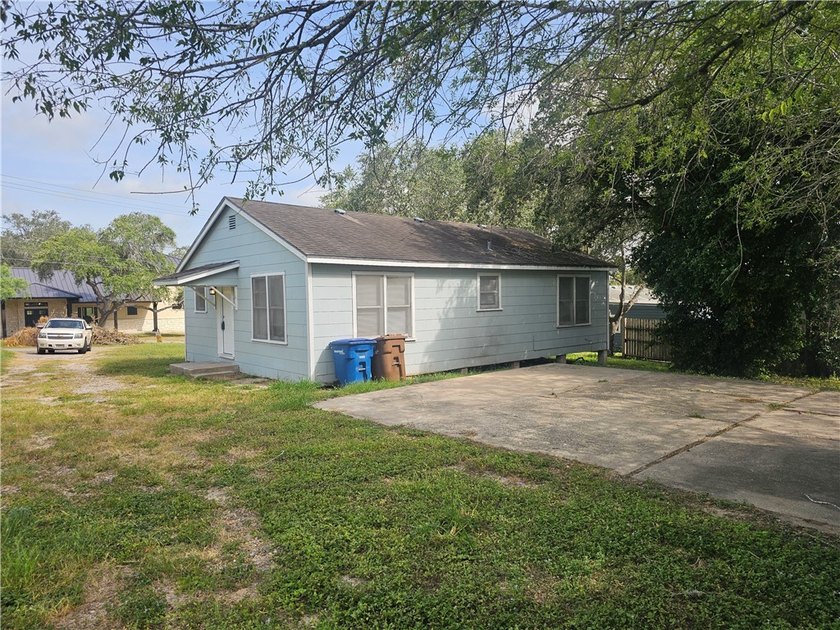 Country living in City, cute home on almost 1/2 acre, 2 bedrooms - photo 5