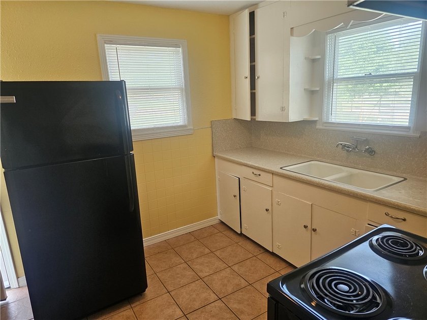 Country living in City, cute home on almost 1/2 acre, 2 bedrooms - photo 7