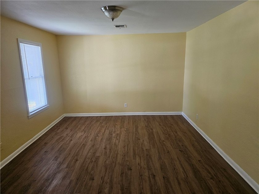 Country living in City, cute home on almost 1/2 acre, 2 bedrooms - photo 9