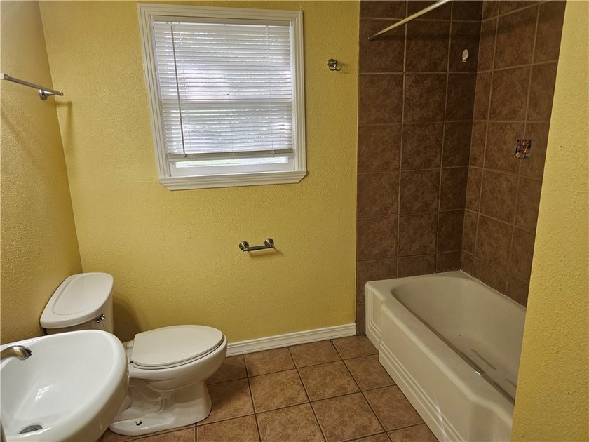 Country living in City, cute home on almost 1/2 acre, 2 bedrooms - photo 10