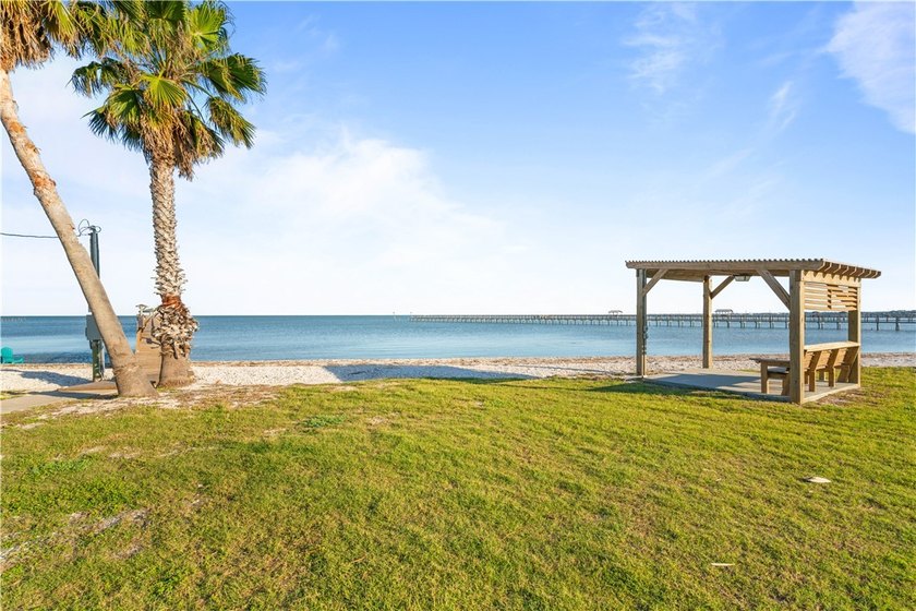 Nestled among Rockport's iconic, wind-sculpted live oak trees - photo 5