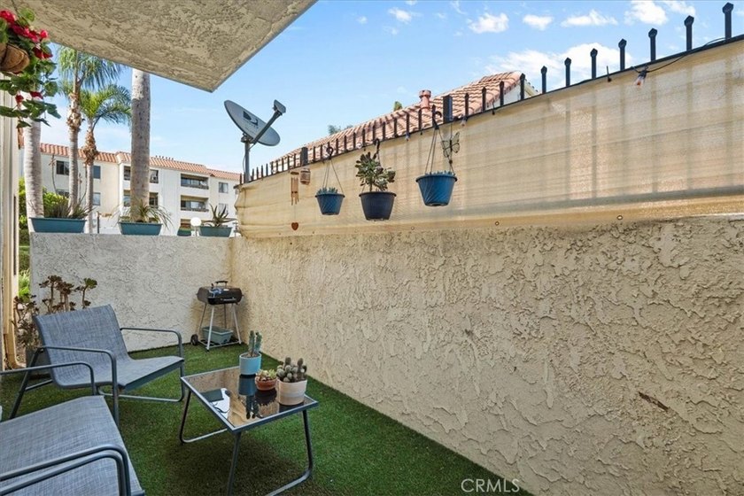 Beautiful move-in ready 2-bedroom, 2-bathroom first-floor condo - photo 17