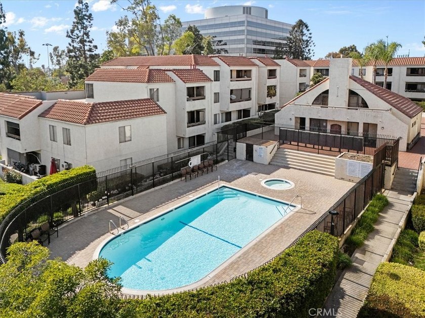 Beautiful move-in ready 2-bedroom, 2-bathroom first-floor condo - photo 22