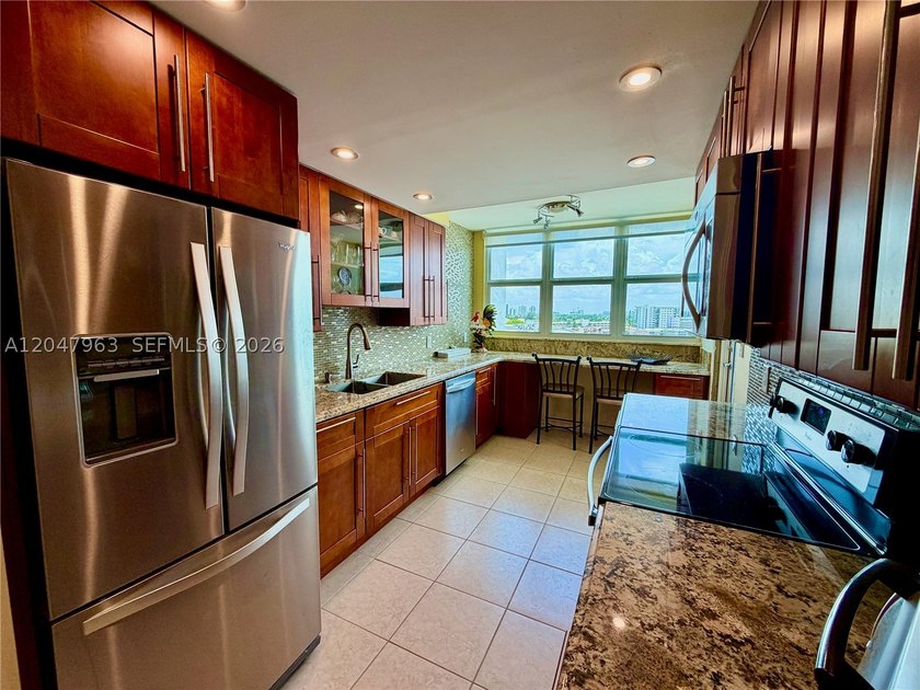 Welcome home to this spacious, and amazing 1/1.5 with water - photo 23