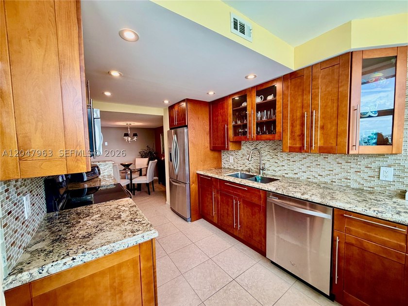 Welcome home to this spacious, and amazing 1/1.5 with water - photo 25