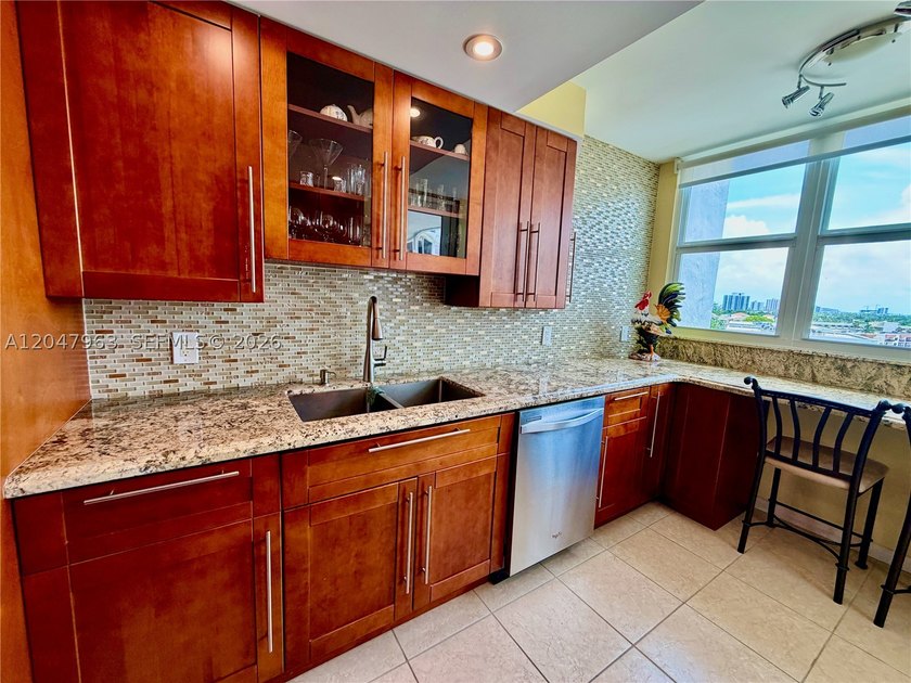 Welcome home to this spacious, and amazing 1/1.5 with water - photo 27