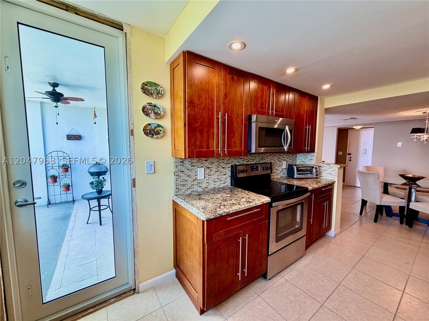 Welcome home to this spacious, and amazing 1/1.5 with water - photo 28