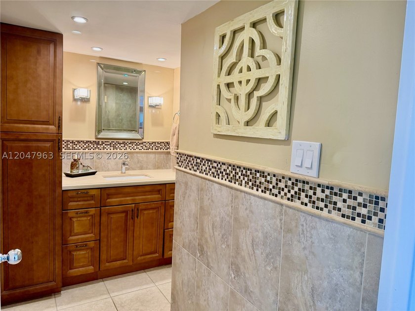 Welcome home to this spacious, and amazing 1/1.5 with water - photo 37