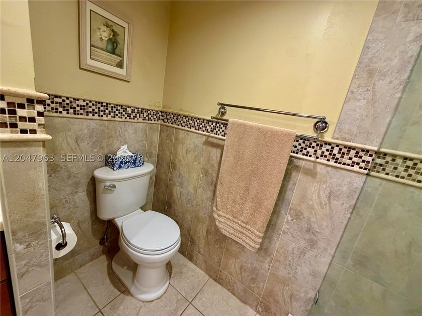 Welcome home to this spacious, and amazing 1/1.5 with water - photo 40