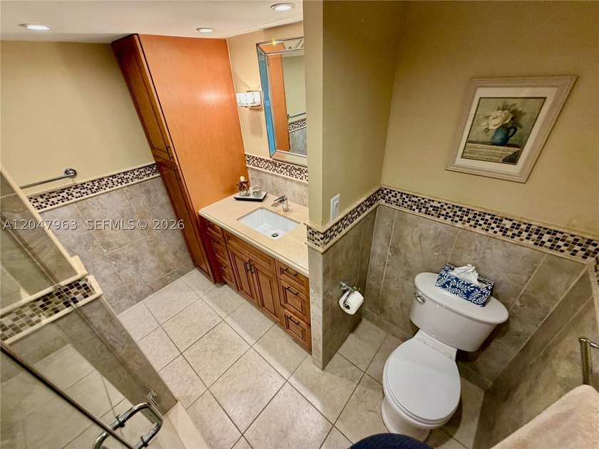 Welcome home to this spacious, and amazing 1/1.5 with water - photo 41